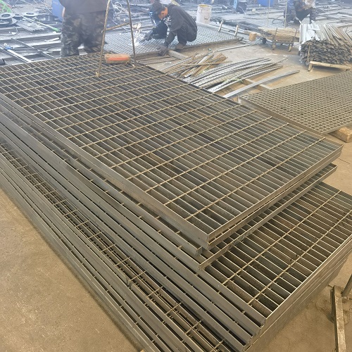 高空作業(yè)平臺(tái)專用鋼格板：安全承重設(shè)計(jì)全解析！